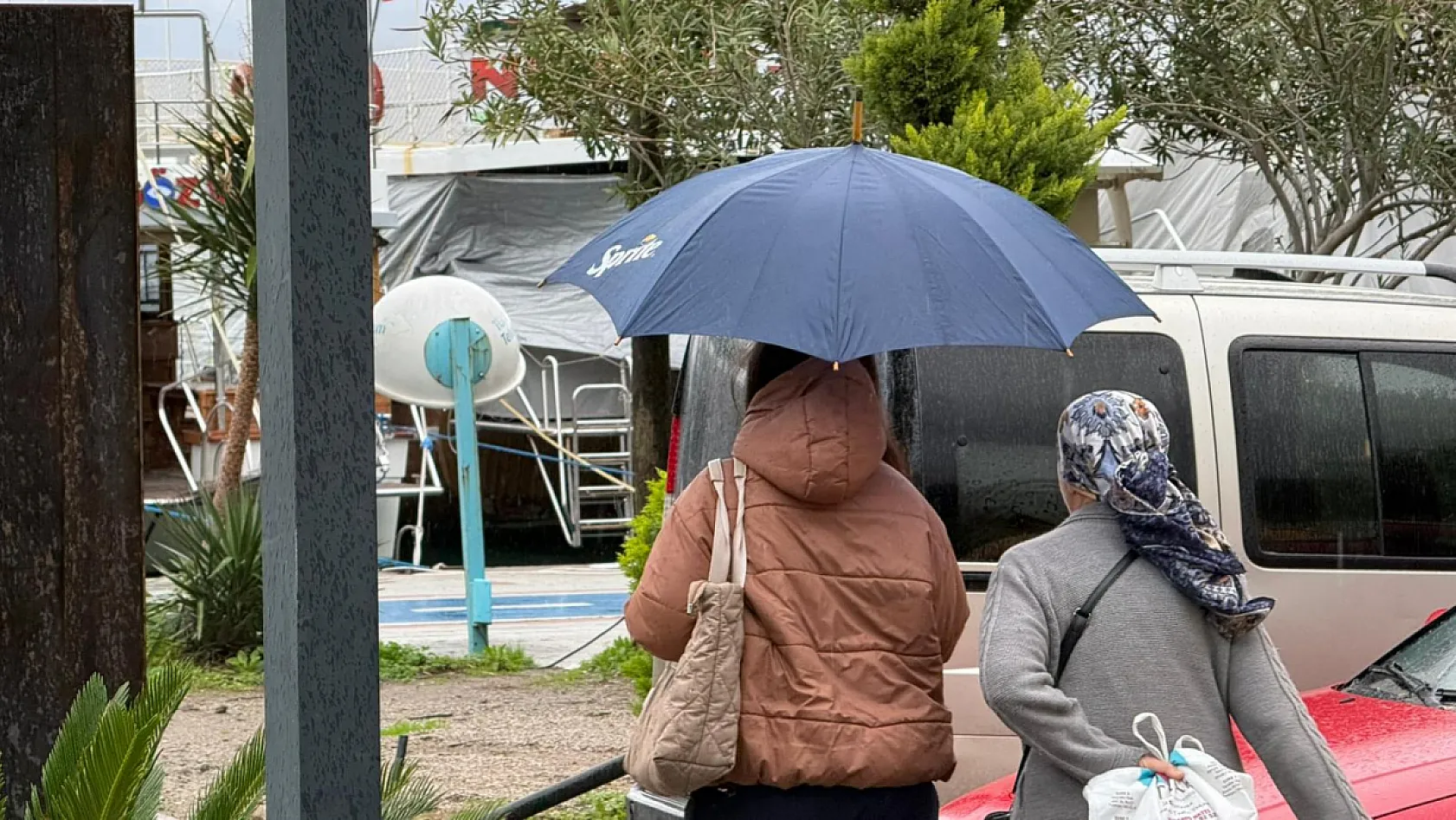 Fethiye'de beklenen sağanak yağış etkisini göstermeye başladı