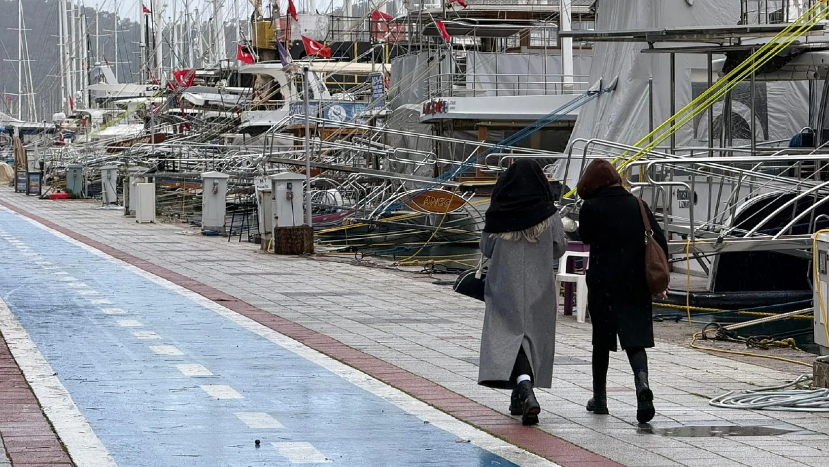 Fethiye'de beklenen sağanak yağış etkisini göstermeye başladı