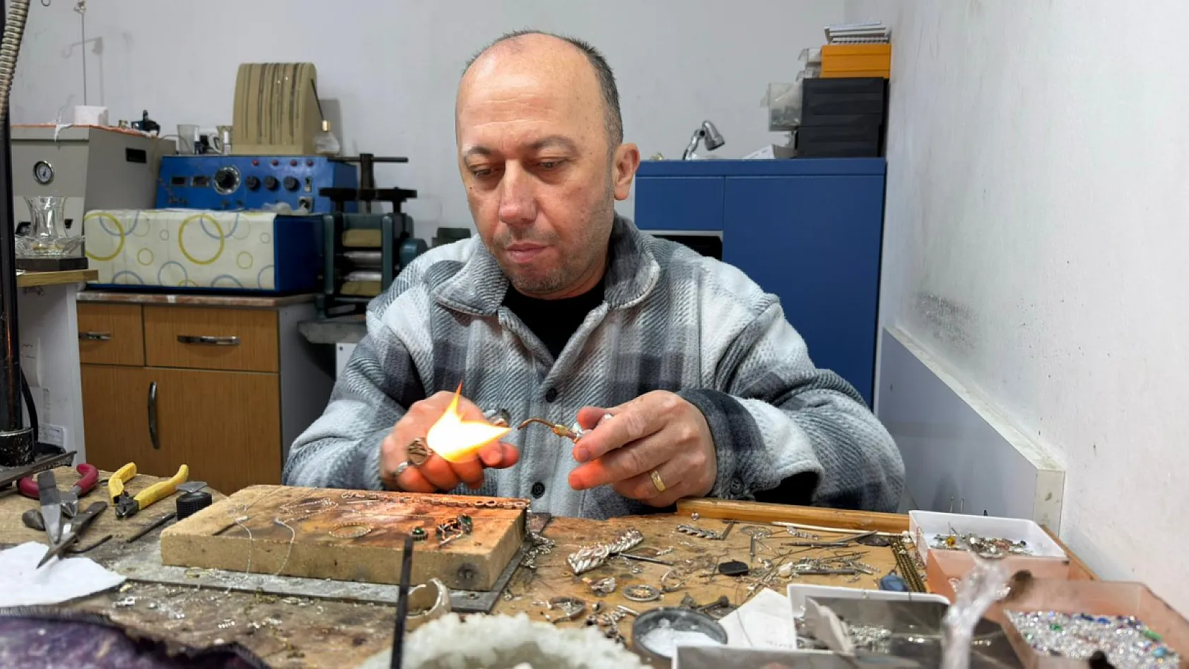 Fethiye'de gümüşe hayat veren usta: 'El işçiliği gümüşe ruh katar'