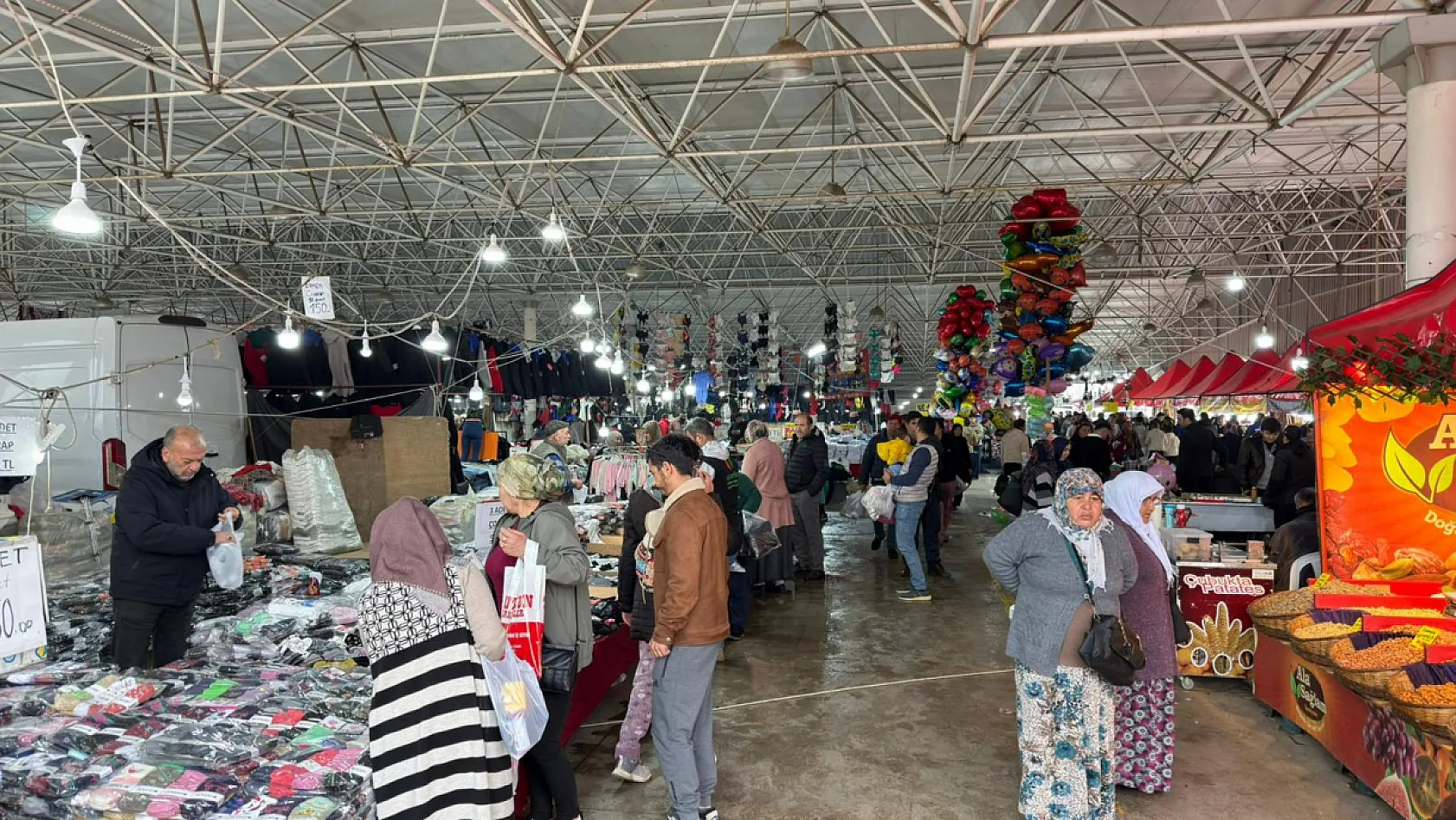 Kampanyaların zirve yaptığı gün: Fethiye Çalıca Sosyete Pazarı'nda son saatler