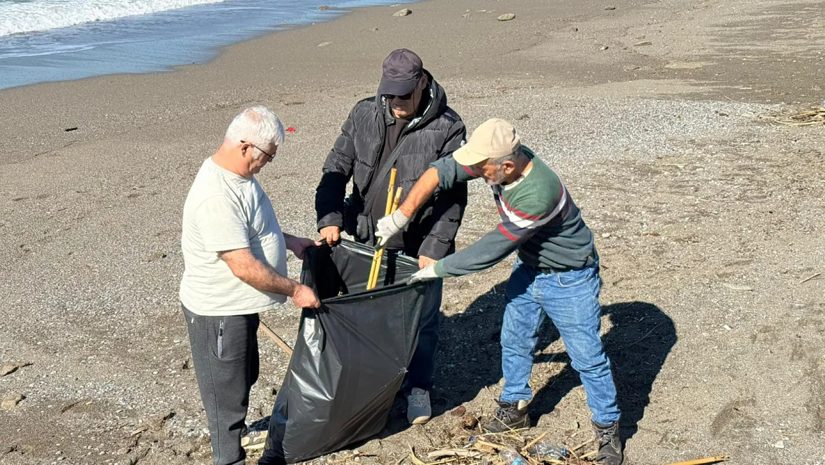Fethiye'de Murt Deresi'nden Çalış Plajı'na ulaşan atıklar temizleniyor
