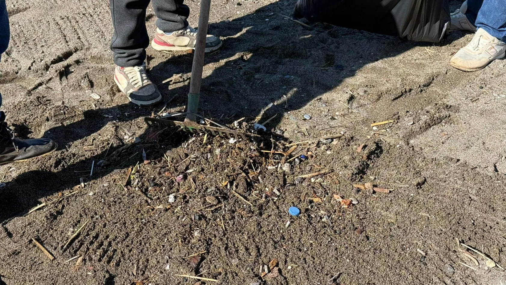 Fethiye'de Murt Deresi'nden Çalış Plajı'na ulaşan atıklar temizleniyor