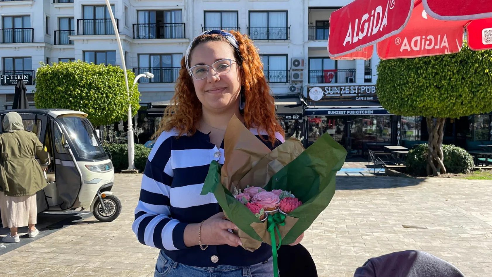 Fethiye'de genç girişimci Alara Savaş'tan Sevgililer Günü'ne özel tatlı standı
