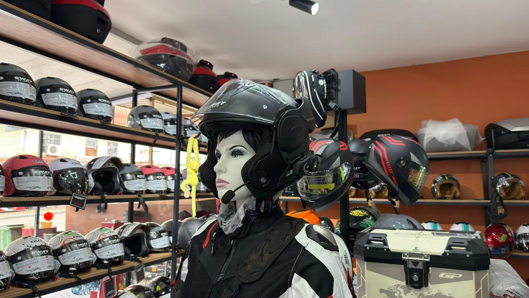 Fethiye'de Motorun'da kask modellerinde yüzde 10 indirim