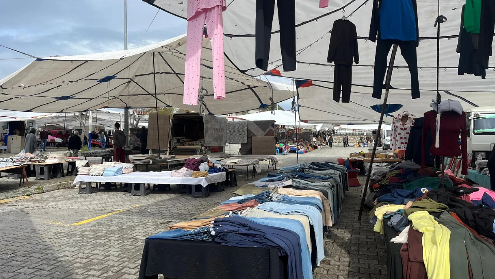 Fethiye Salı Pazarı'nda gıda yoğun, giyim sakin
