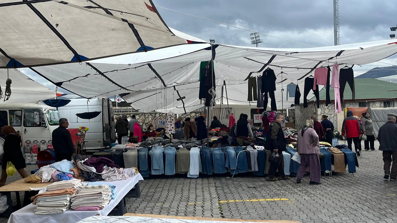 Fethiye Salı Pazarı'nda gıda yoğun, giyim sakin