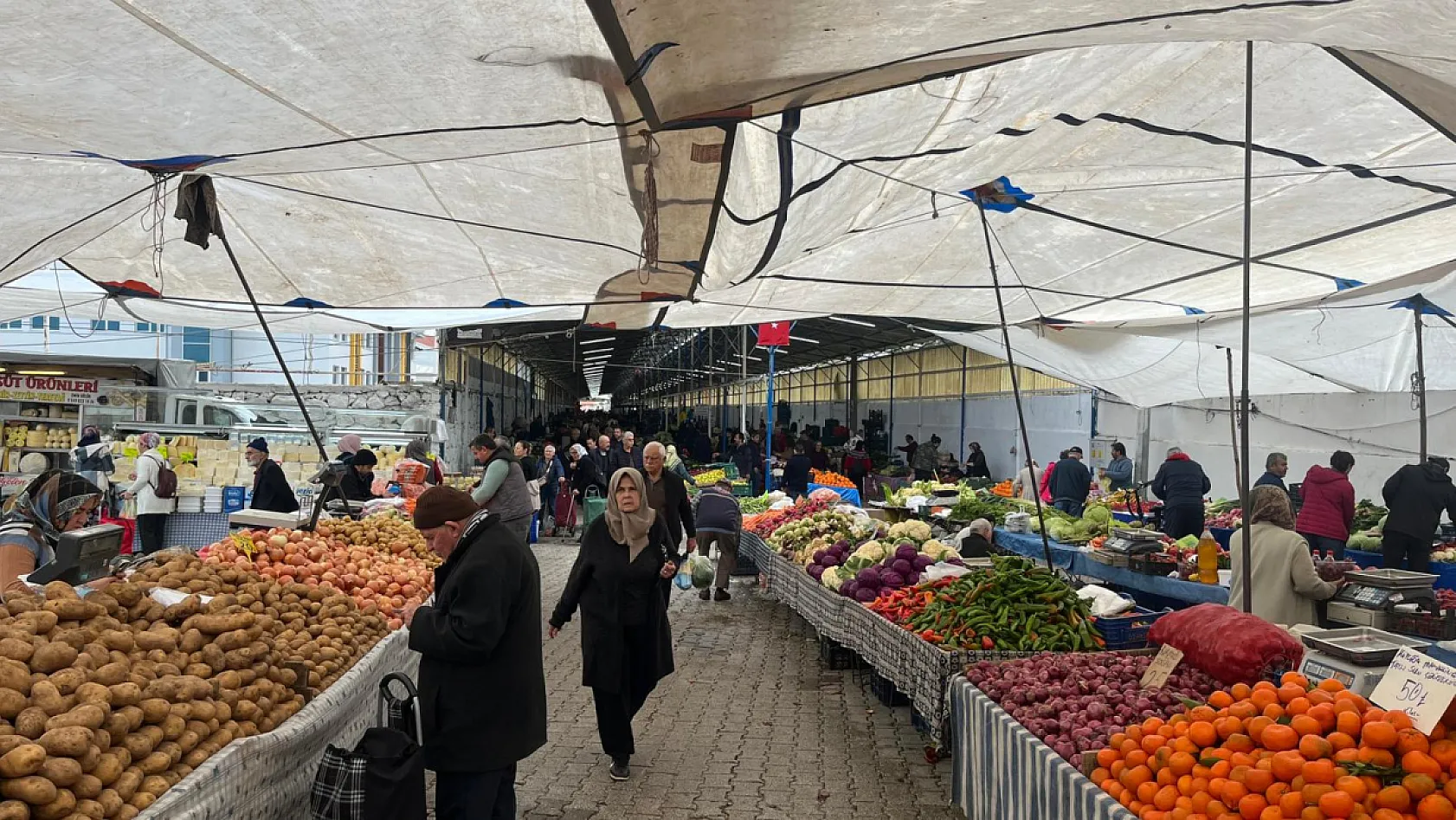 Fethiye Salı Pazarı'nda gıda yoğun, giyim sakin