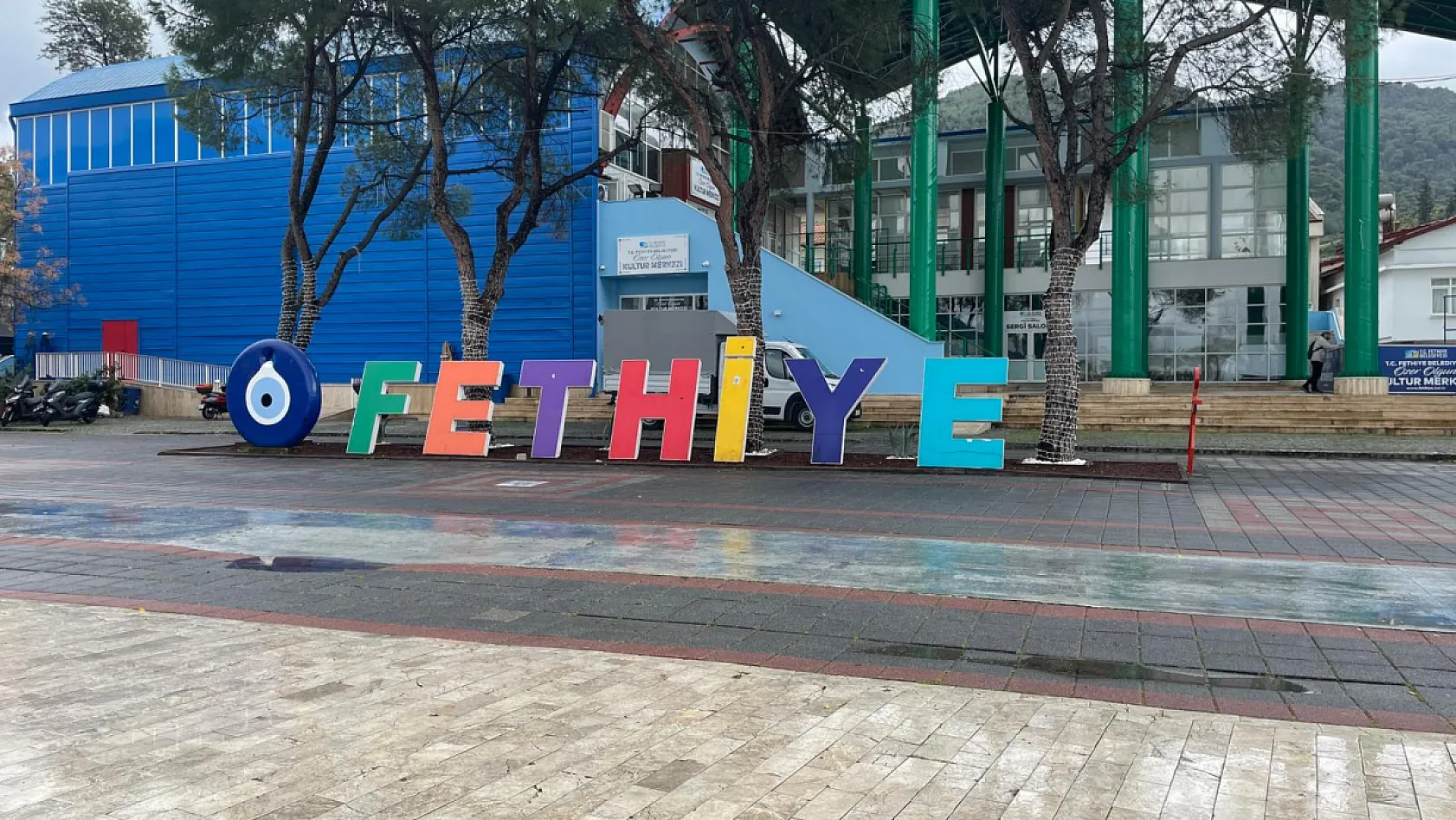 Fethiye'de olumsuz hava Beşkaza Meydanı'nı sessizliğe bürüdü