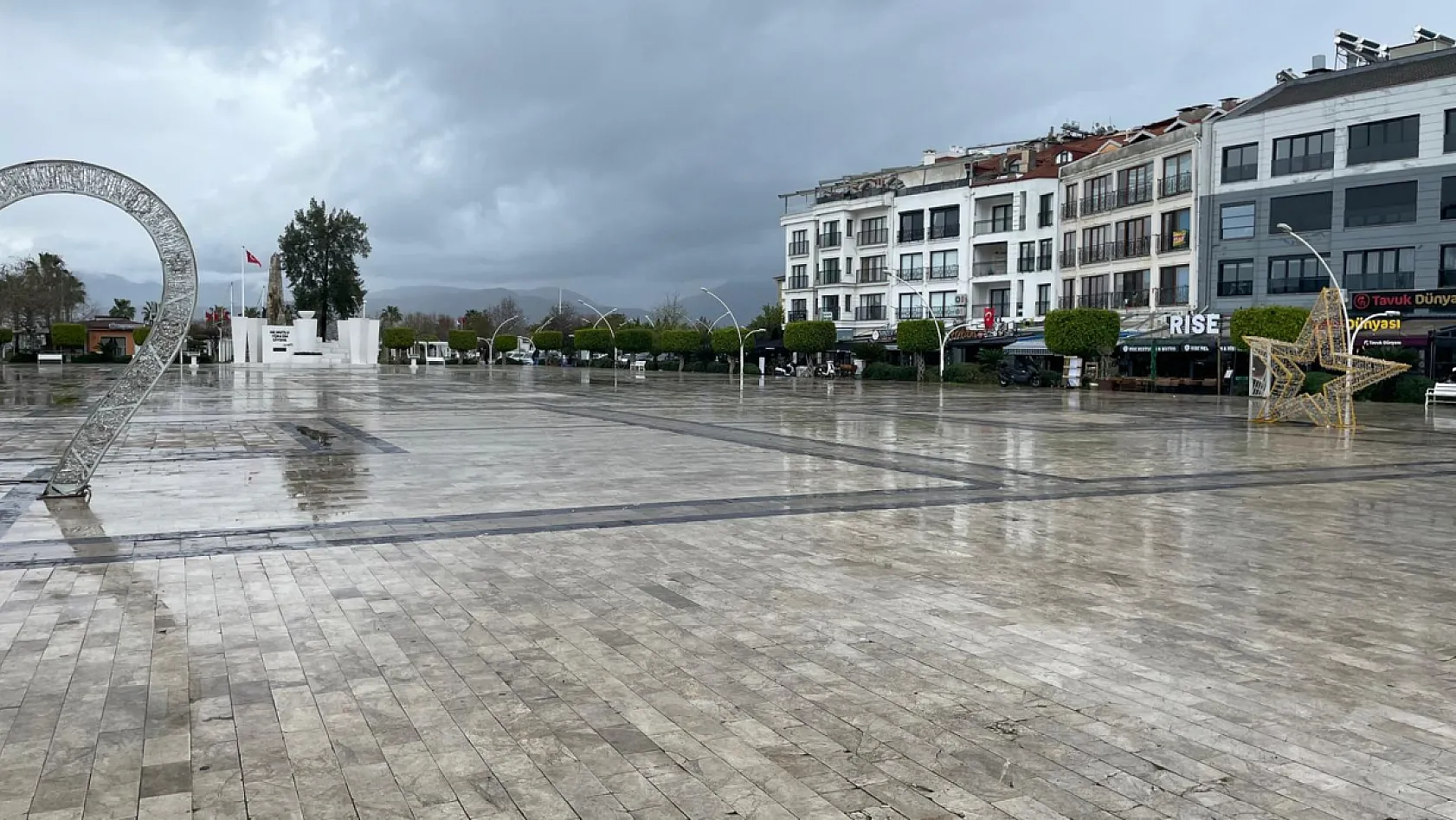 Fethiye'de olumsuz hava Beşkaza Meydanı'nı sessizliğe bürüdü