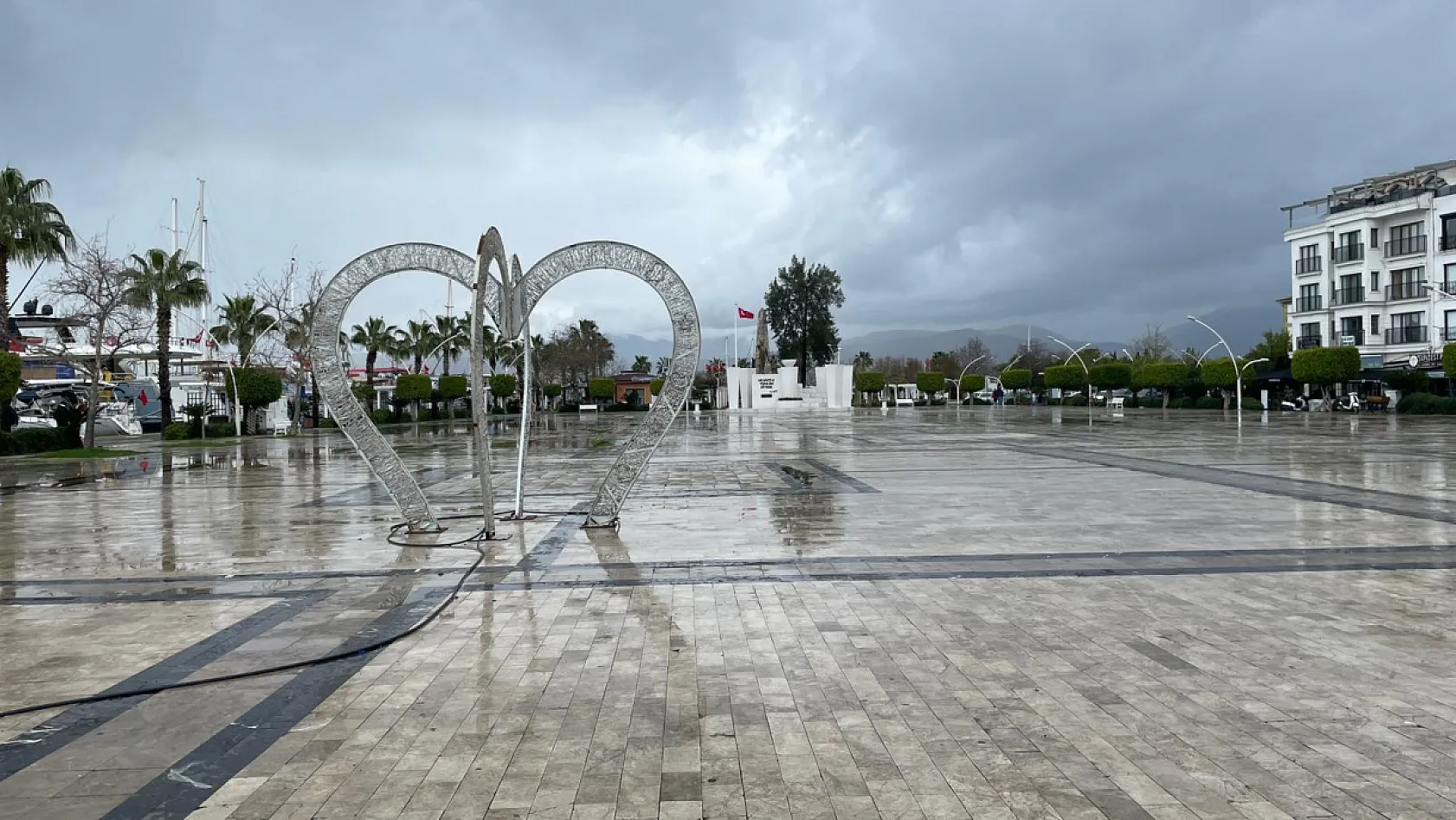 Fethiye'de olumsuz hava Beşkaza Meydanı'nı sessizliğe bürüdü