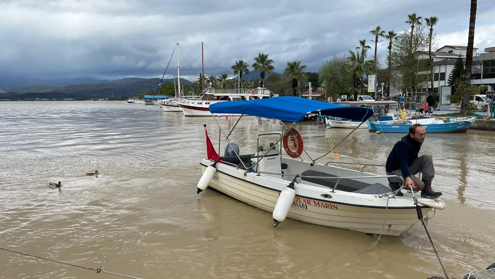 Fethiye'de yağışlar körfez sularını kahverengiye boyadı