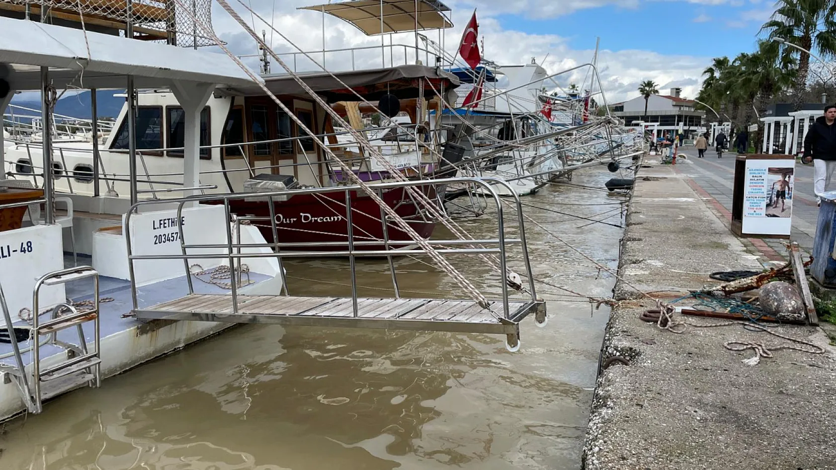 Fethiye'de yağışlar körfez sularını kahverengiye boyadı