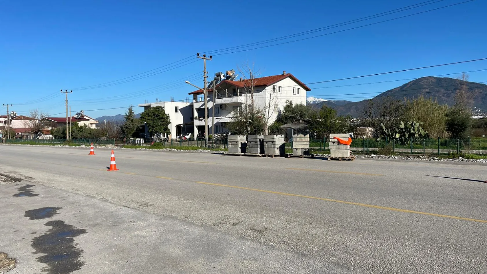 Fethiye'de Karaçulha–Esenköy yolunda çalışma sürüyor: Trafik tek şeritten kontrollü veriliyor