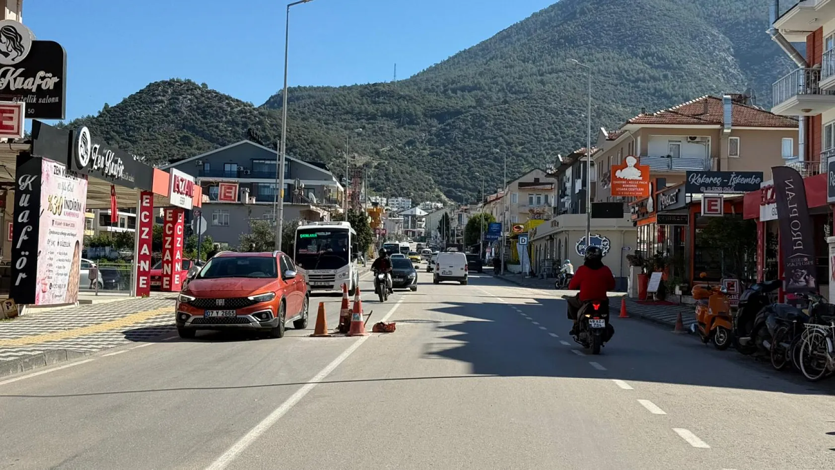 Fethiye Patlangıç'ta yol onarım çalışması: Rögar kapakları asfaltla güçlendiriliyor
