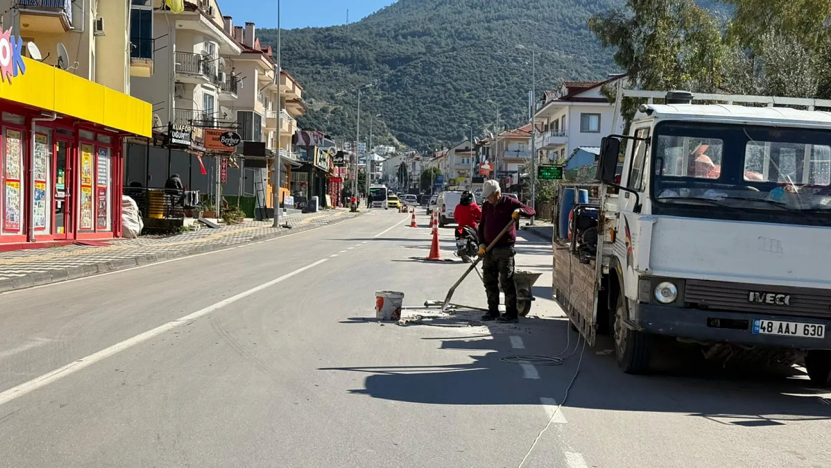 Fethiye Patlangıç'ta yol onarım çalışması: Rögar kapakları asfaltla güçlendiriliyor