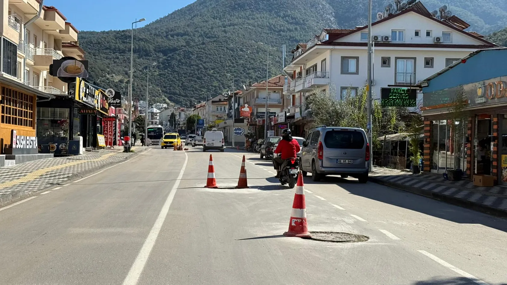 Fethiye Patlangıç'ta yol onarım çalışması: Rögar kapakları asfaltla güçlendiriliyor
