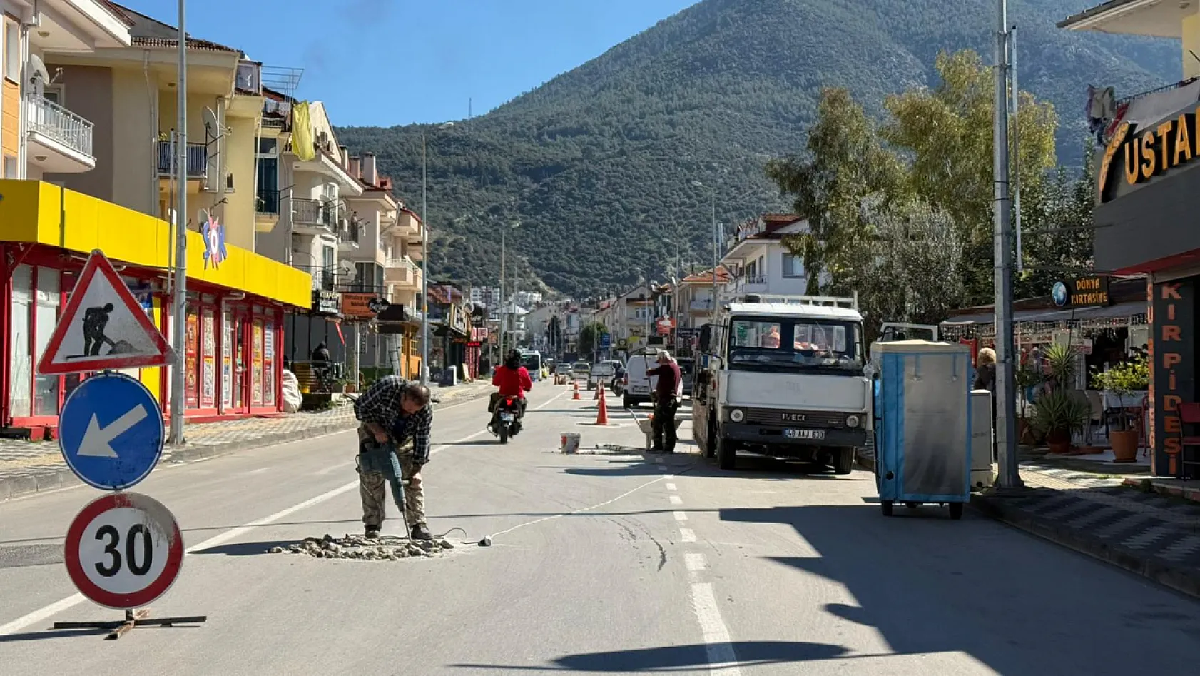 Fethiye Patlangıç'ta yol onarım çalışması: Rögar kapakları asfaltla güçlendiriliyor