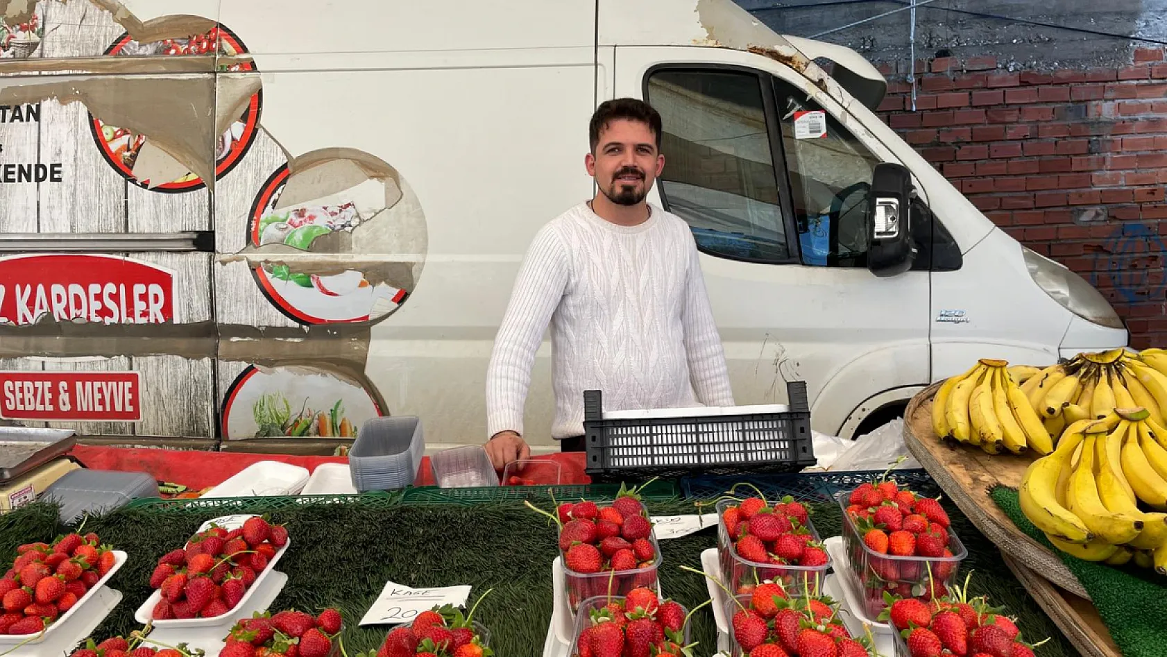 Fethiye Çiftlik Pazarı'nda tezgahlar kuruldu, esnaf akşam saatlerini bekliyor