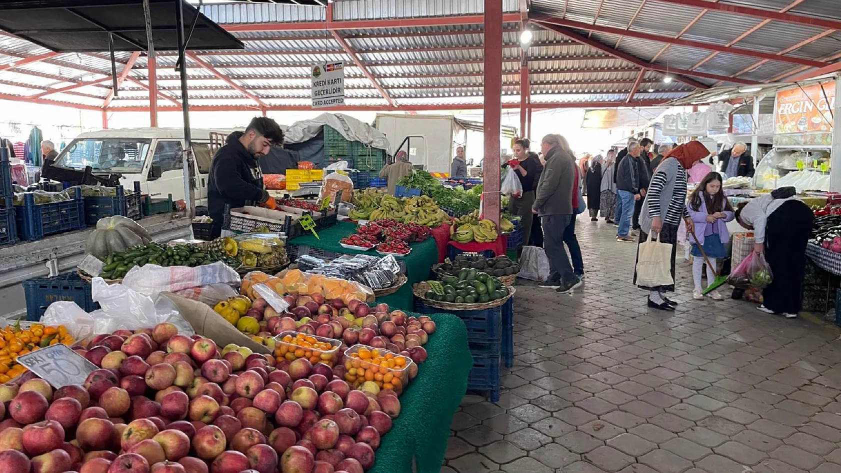 Fethiye Çiftlik Pazarı'nda tezgahlar kuruldu, esnaf akşam saatlerini bekliyor