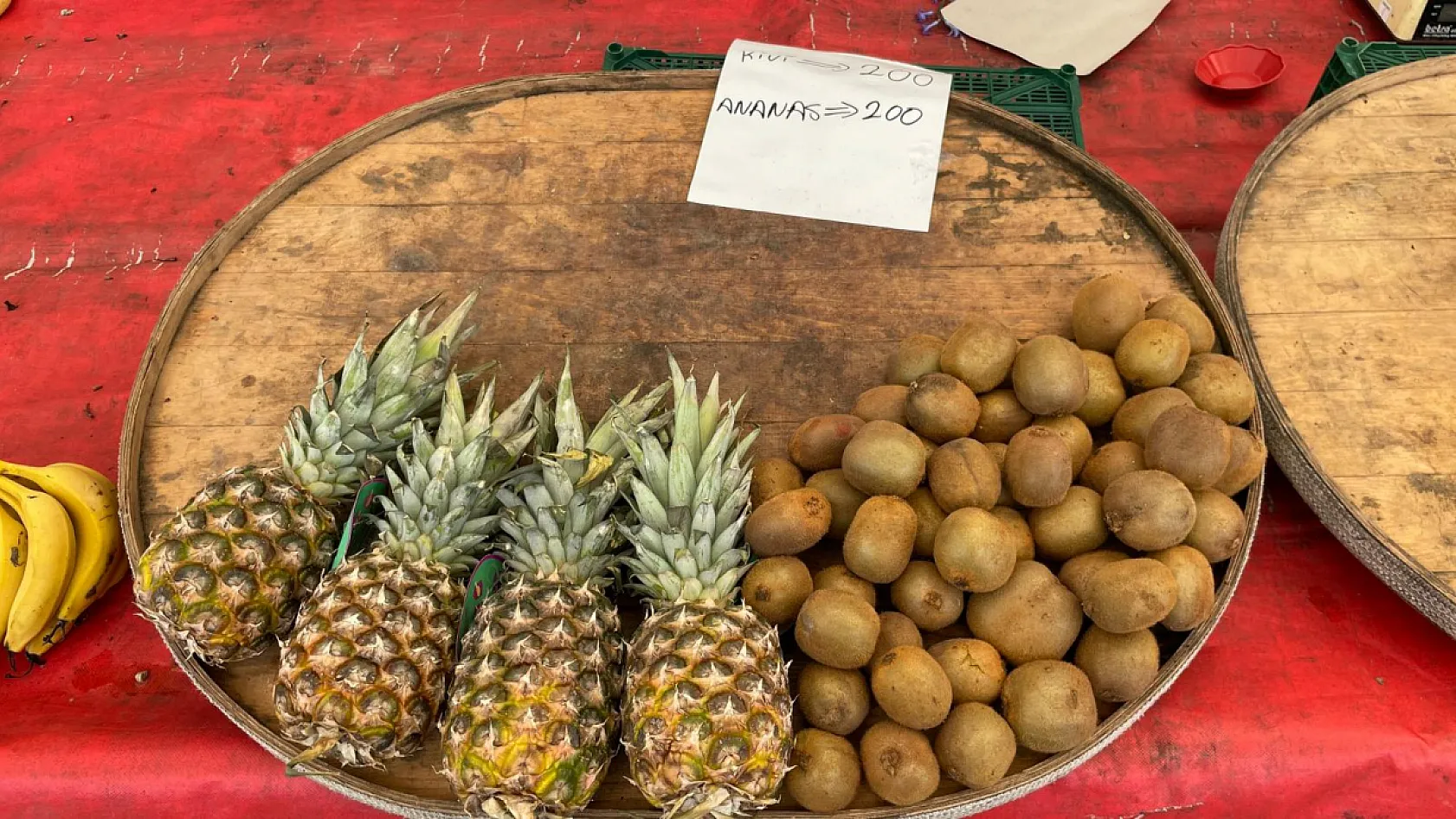 Fethiye Çiftlik Pazarı'nda tezgahlar kuruldu, esnaf akşam saatlerini bekliyor