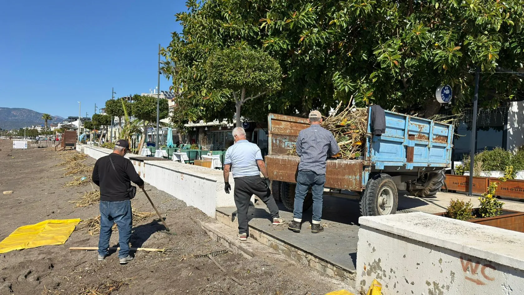 Fethiye'de şiddetli yağışın ardından Çalış Plajı'nda yoğun temizlik çalışması