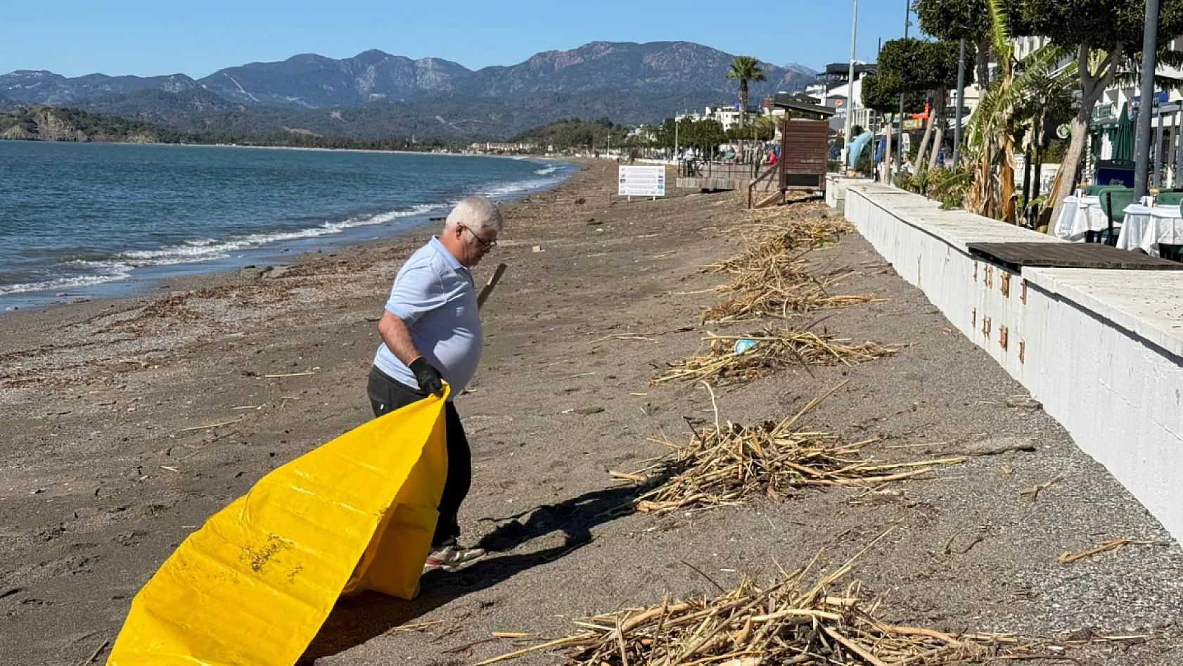 Fethiye'de şiddetli yağışın ardından Çalış Plajı'nda yoğun temizlik çalışması