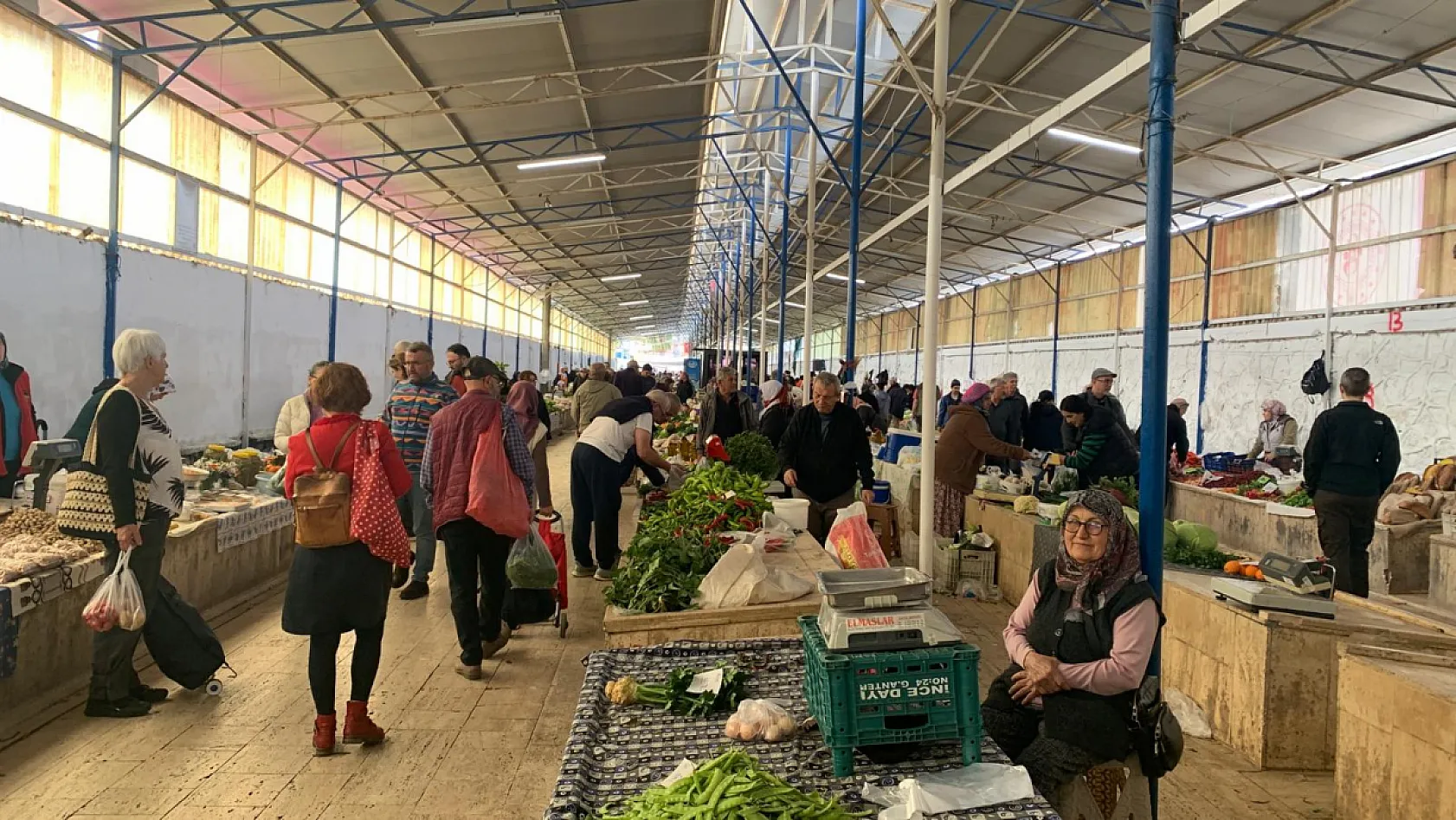 Fethiye Cuma Pazarı'nda kış bereketi: Hem alışveriş hem şifa