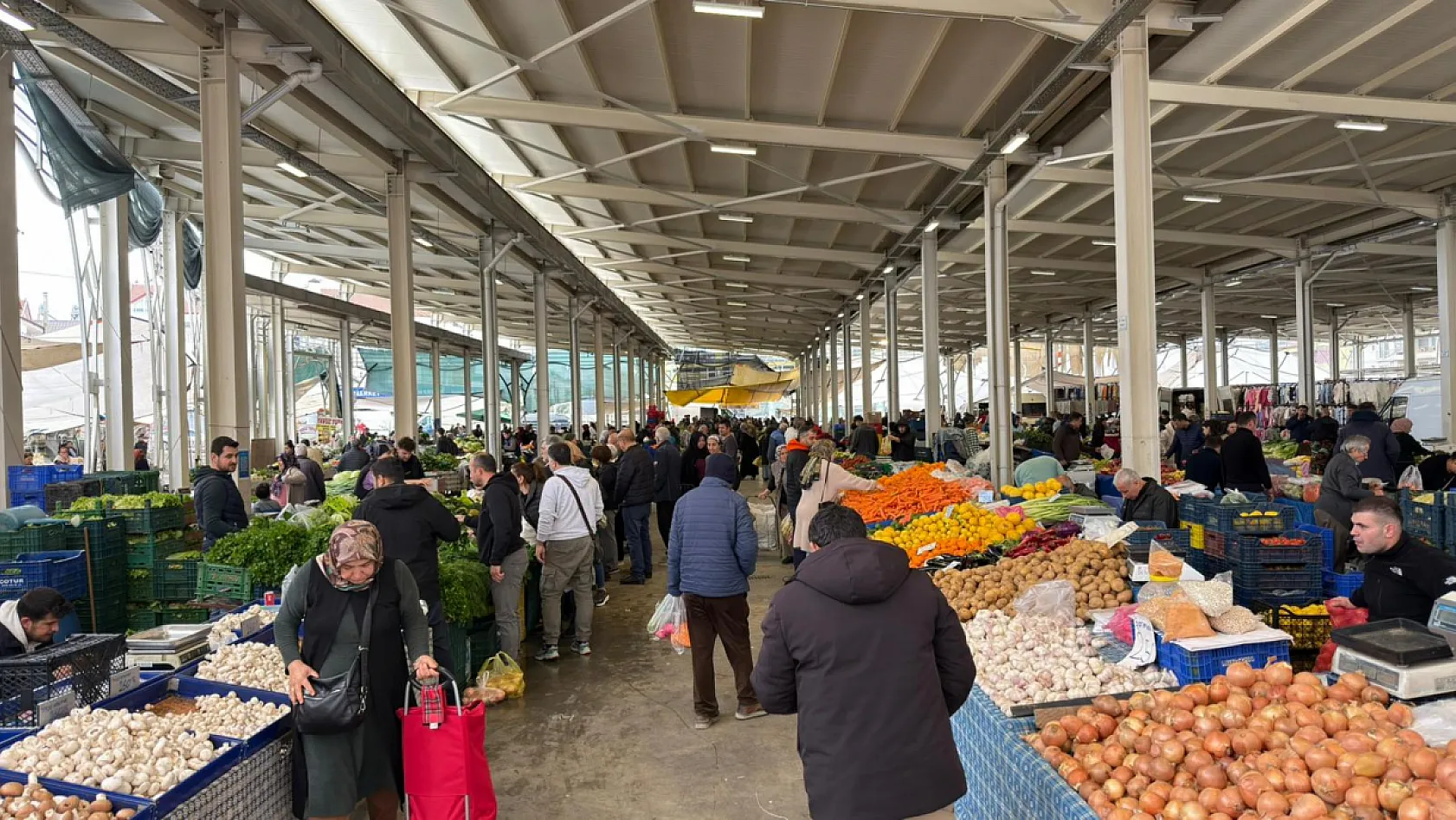 Fethiye Patlangıç Cumartesi Pazarı'nda Yoğunluk Yaşanıyor