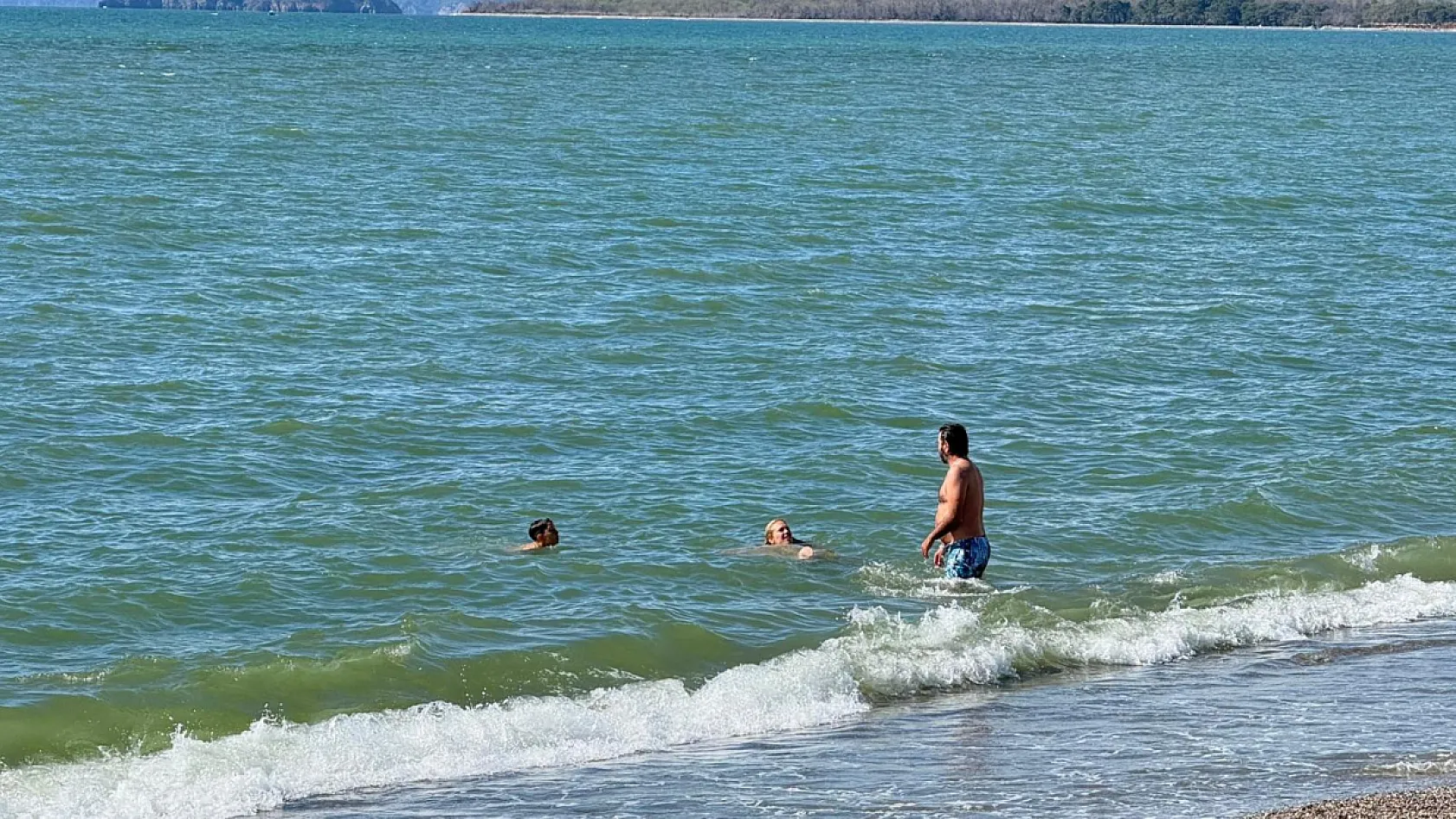 Fethiye'de yağış sonrası güneş açtı, Çalış Plajı'nda Şubat ortasında denize girdiler