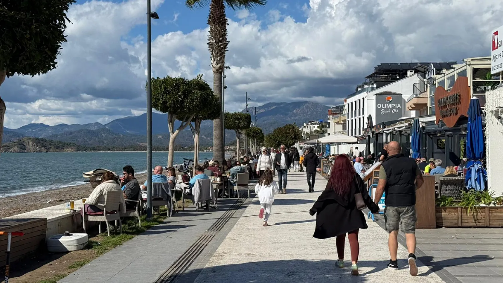 Fethiye'de yağış sonrası güneş açtı, Çalış Plajı'nda Şubat ortasında denize girdiler