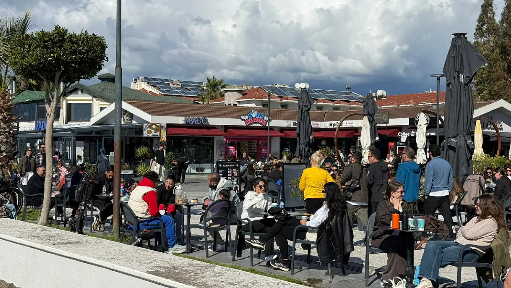 Fethiye'de yağış sonrası güneş açtı, Çalış Plajı'nda Şubat ortasında denize girdiler