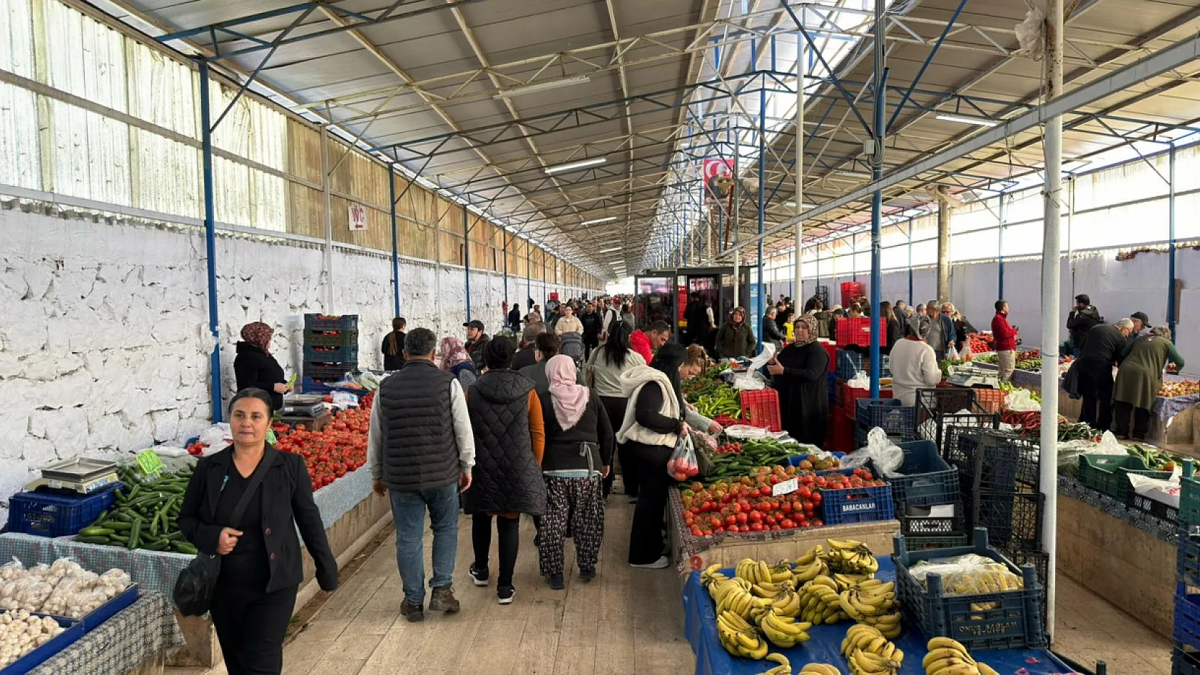 Fethiye'de üretici zor günler geçiriyor: 'Serayı sel vurdu, üreticiyi maliyetler'