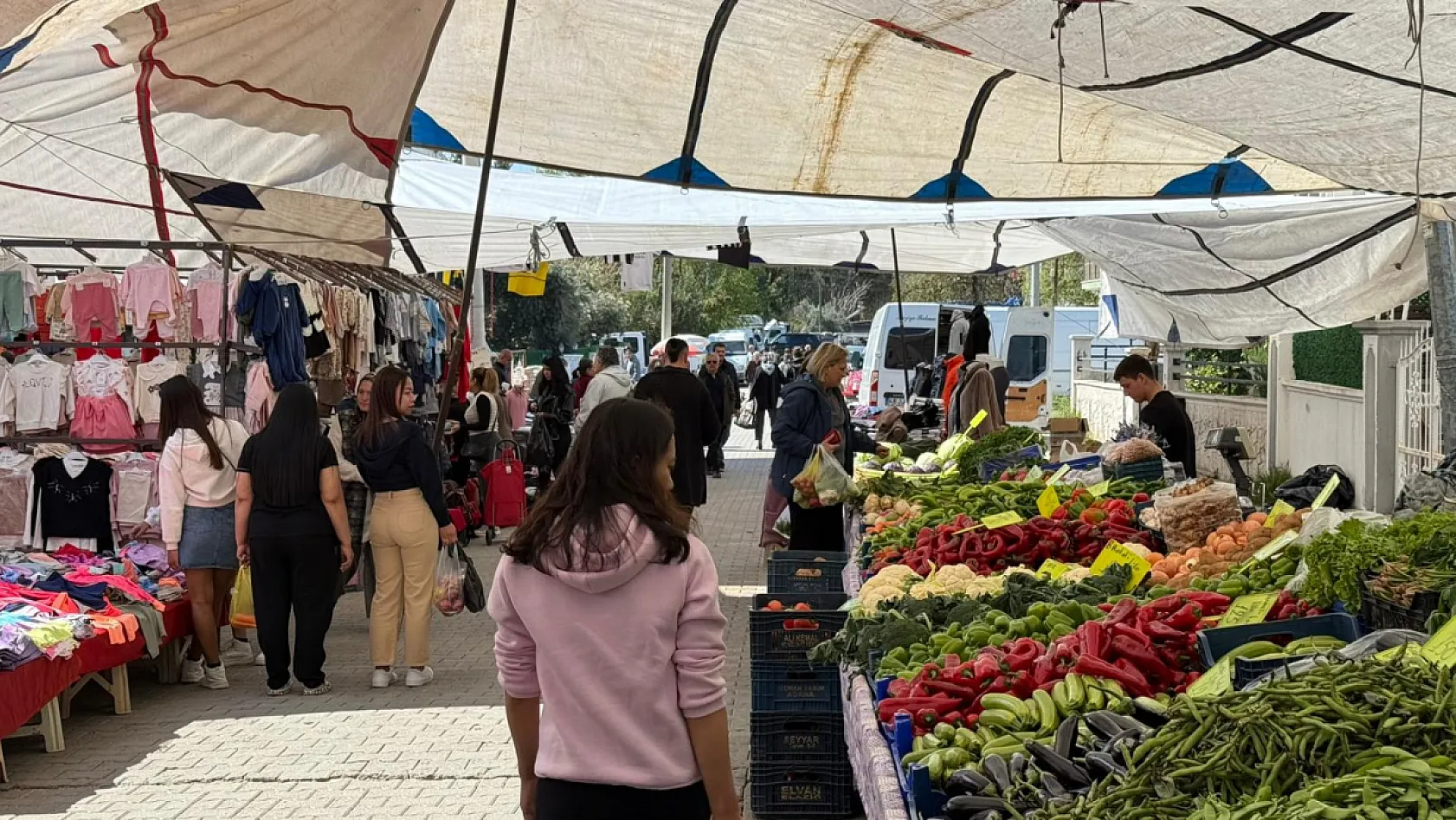 Fethiye Çalış Pazarı'nda Taze Ürünler Hem Yerli Hem Yabancı Turistlerin İlgi Odağı