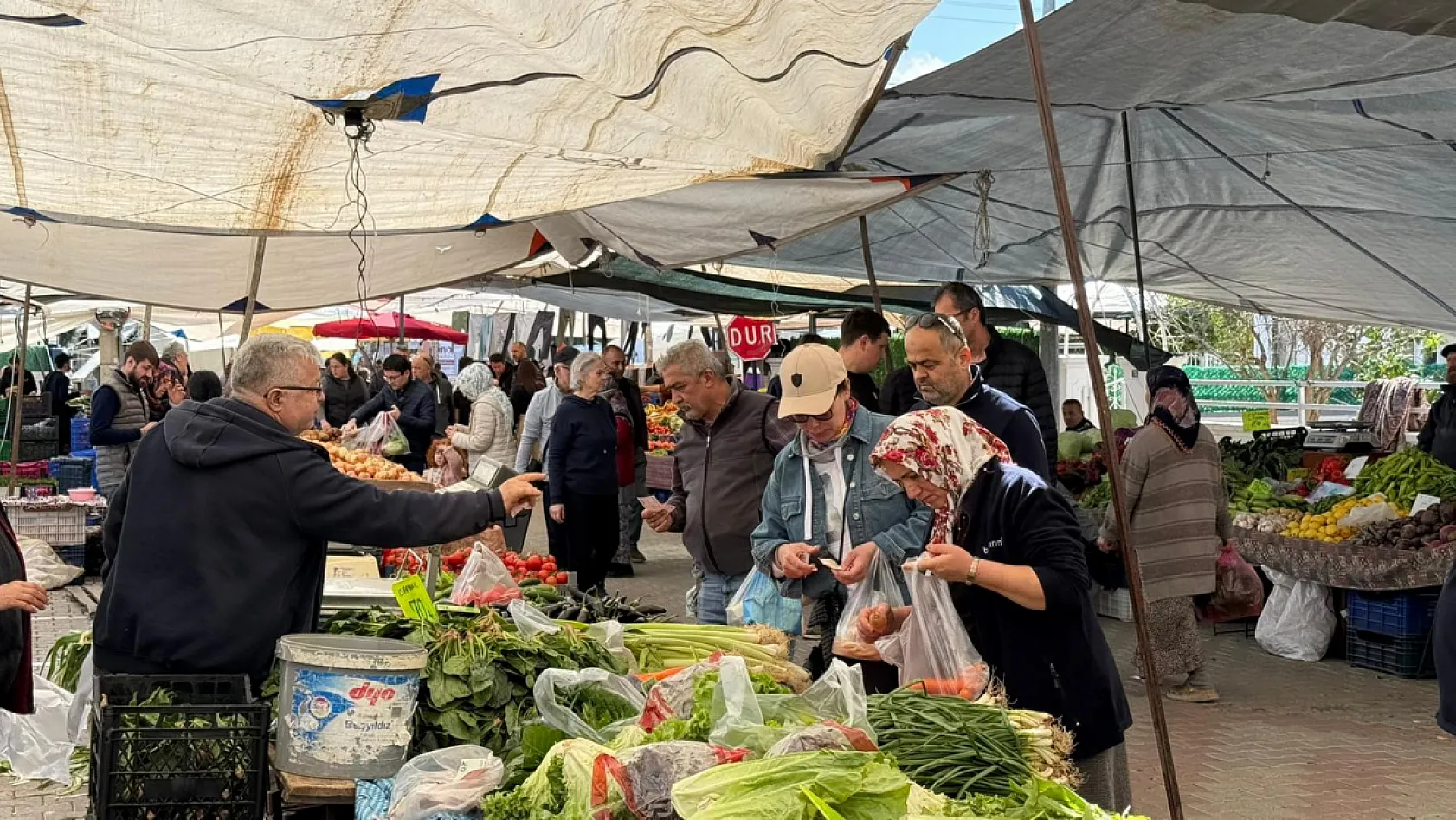 Fethiye Çalış Pazarı'nda Taze Ürünler Hem Yerli Hem Yabancı Turistlerin İlgi Odağı