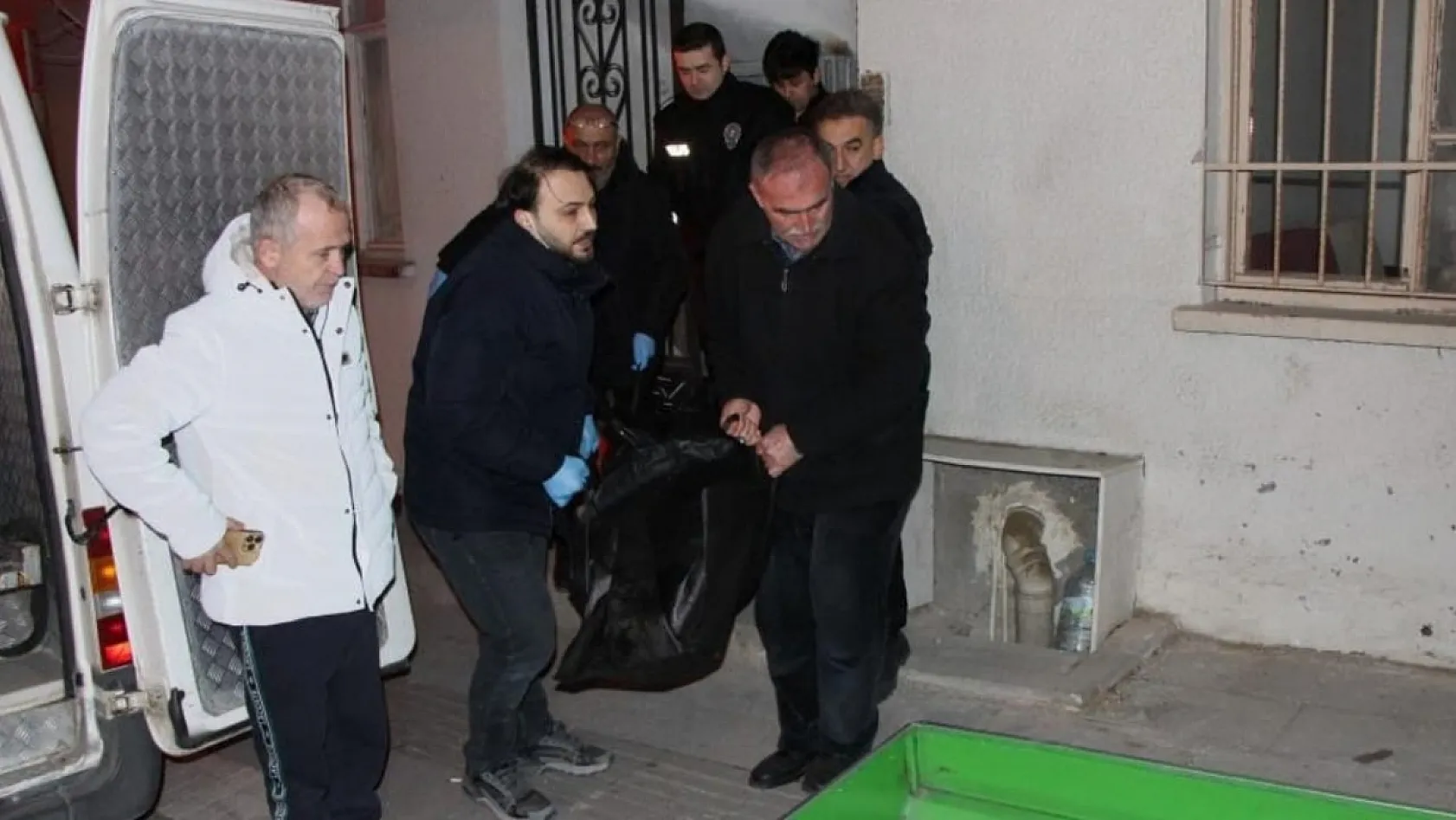 Evinde sahte içki içti, saatler sonra ölü bulundu