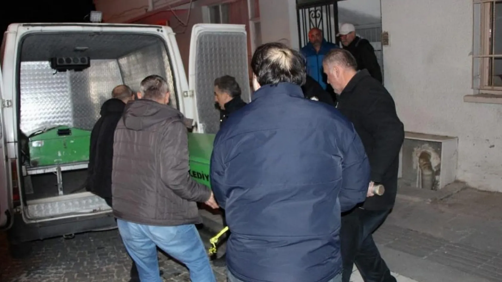 Evinde sahte içki içti, saatler sonra ölü bulundu