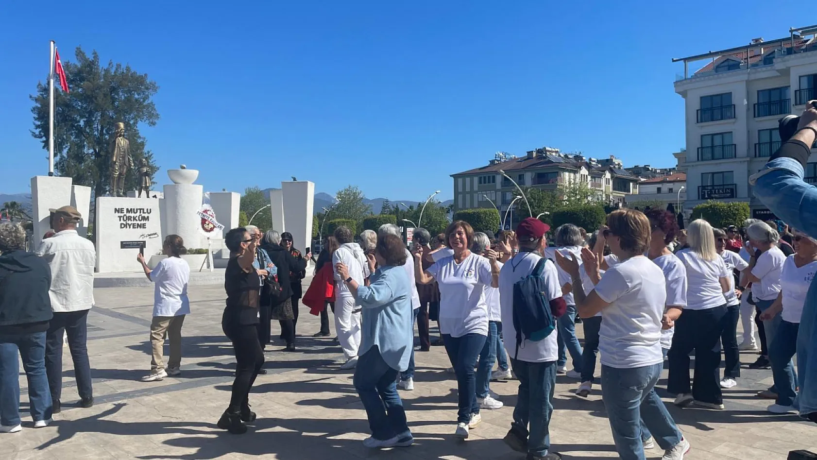 Fethiye'de 8 Mart Dünya Kadınlar Günü'nde Atatürk Anıtı'na Çelenk Sunuldu