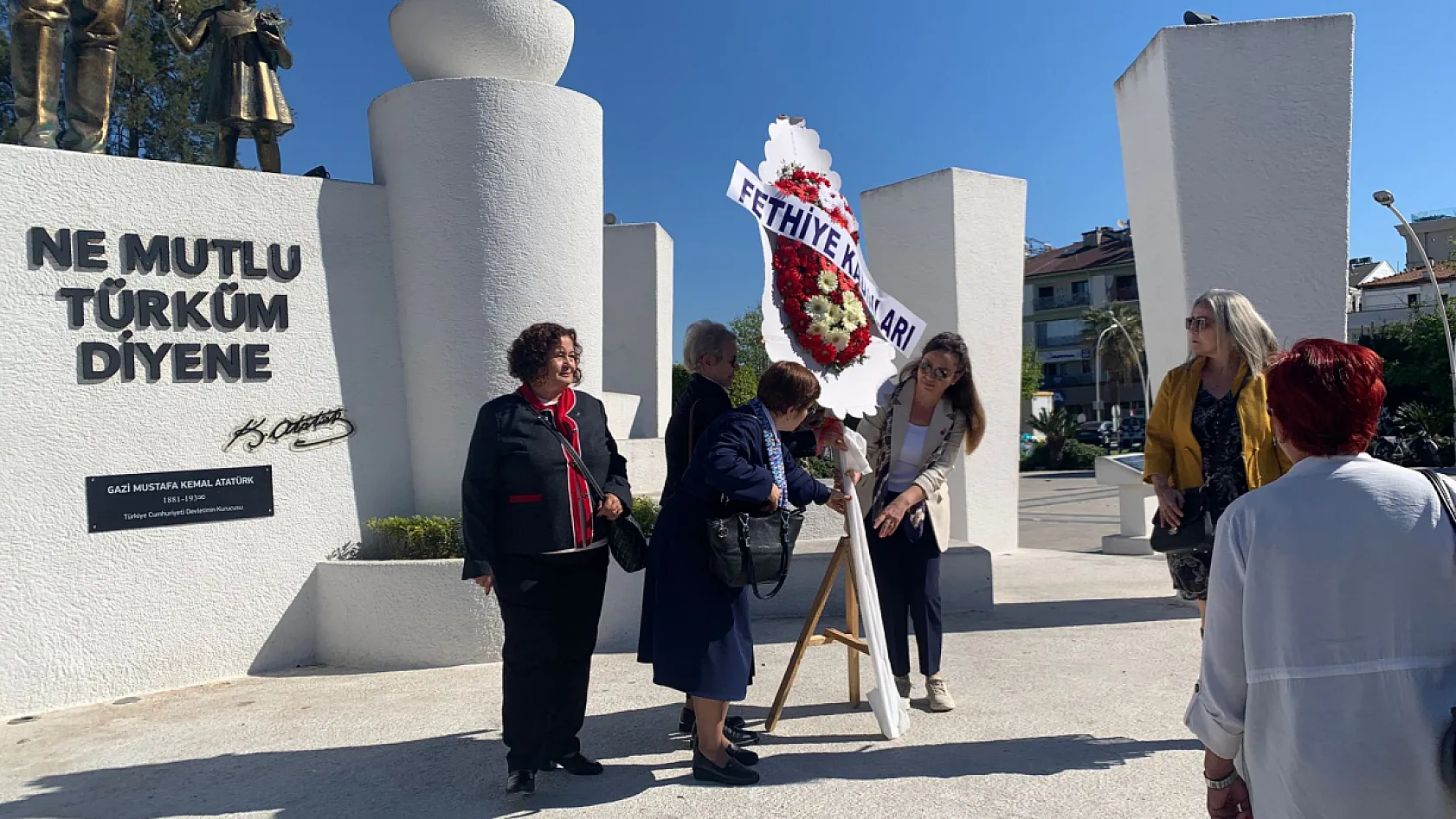 Fethiye'de 8 Mart Dünya Kadınlar Günü'nde Atatürk Anıtı'na Çelenk Sunuldu