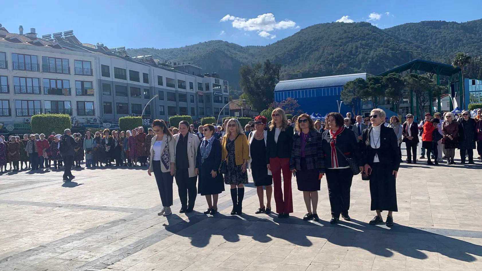 Fethiye'de 8 Mart Dünya Kadınlar Günü'nde Atatürk Anıtı'na Çelenk Sunuldu