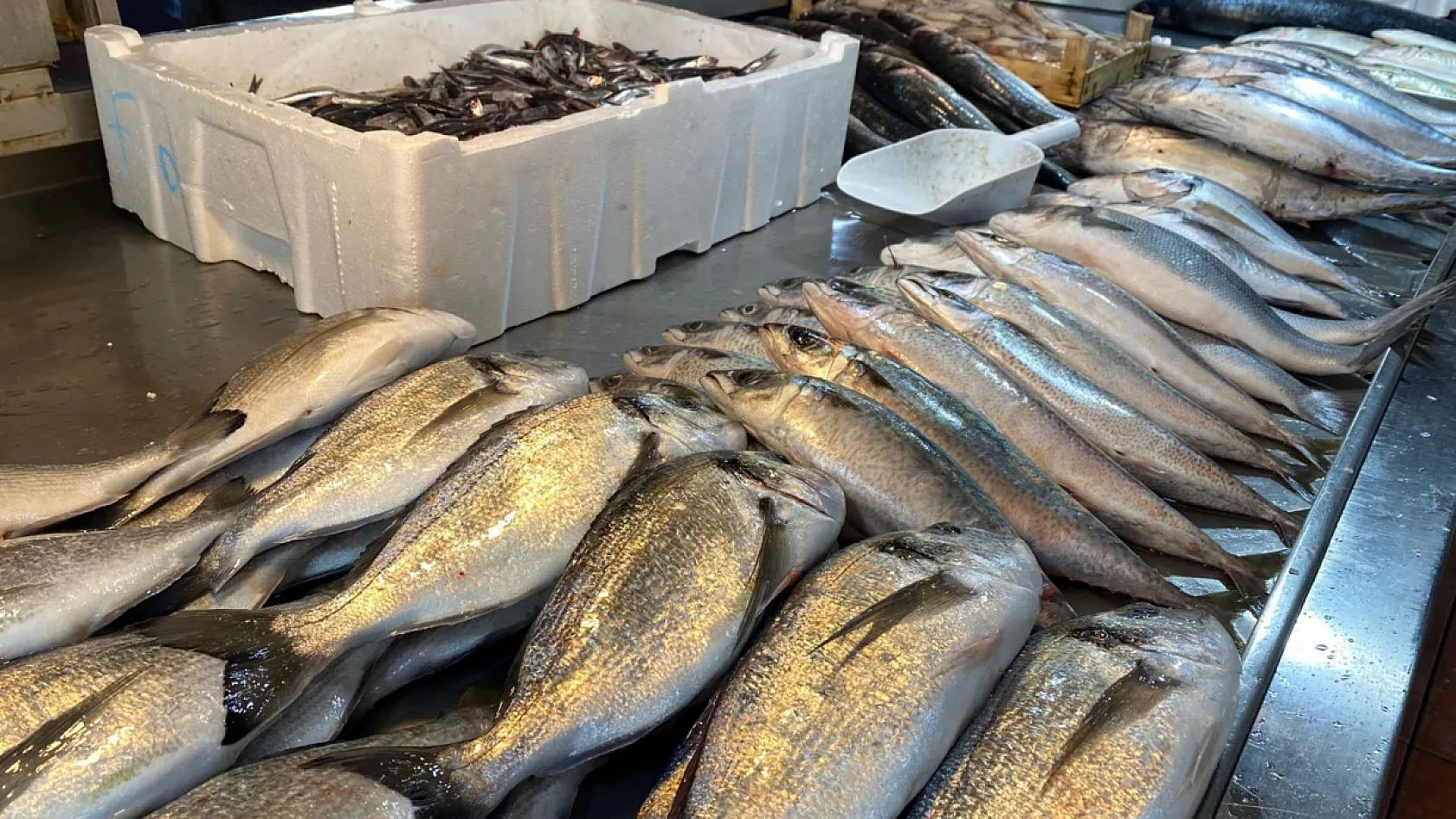 Fethiye Balık Pazarı Tezgahlarında Bayram Öncesi Hareketlilik