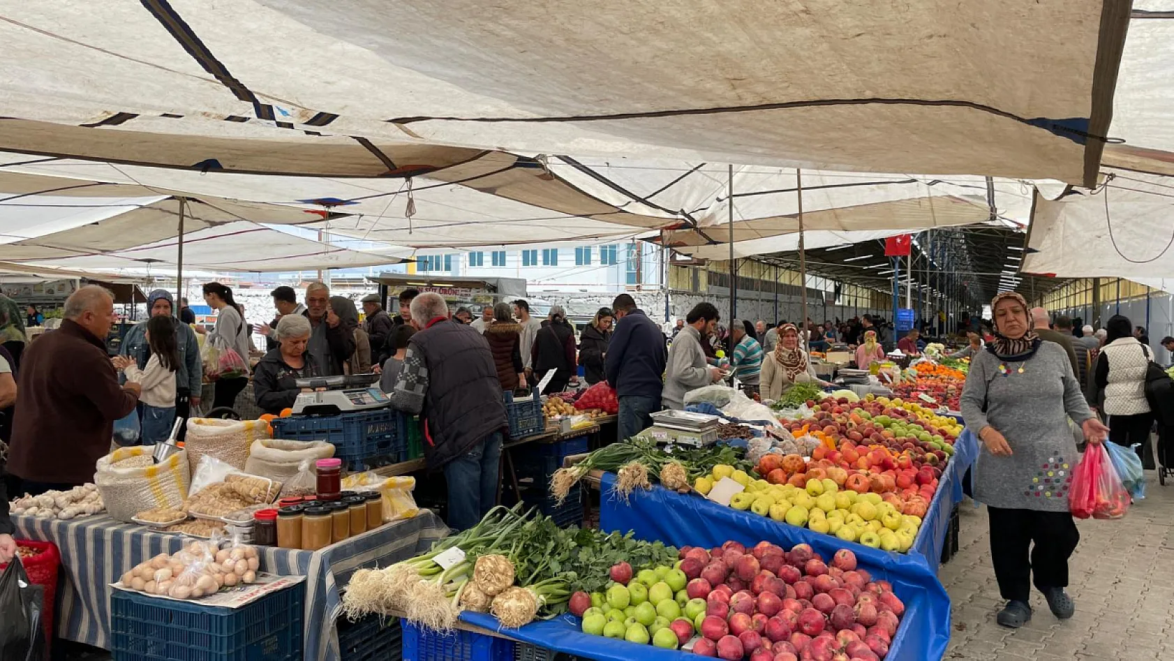 Fethiye'de bayram öncesi kurulan son 'Salı Pazarı'nda etiket fiyatları