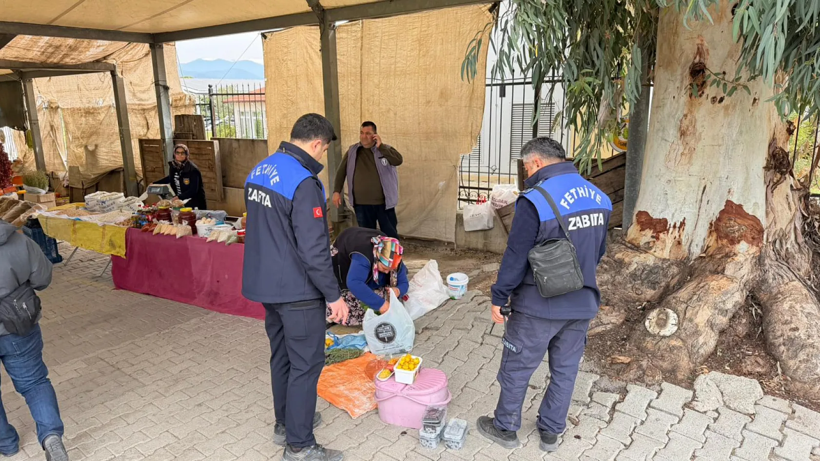 Fethiye Salı Pazarı'nda denetim: Kayıt dışı tezgahlara müdahale