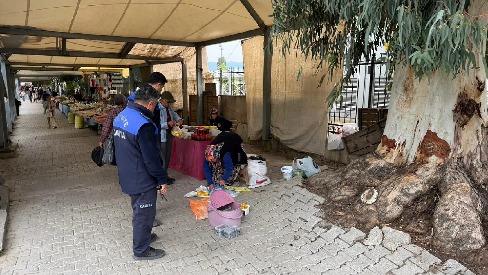 Fethiye Salı Pazarı'nda denetim: Kayıt dışı tezgahlara müdahale