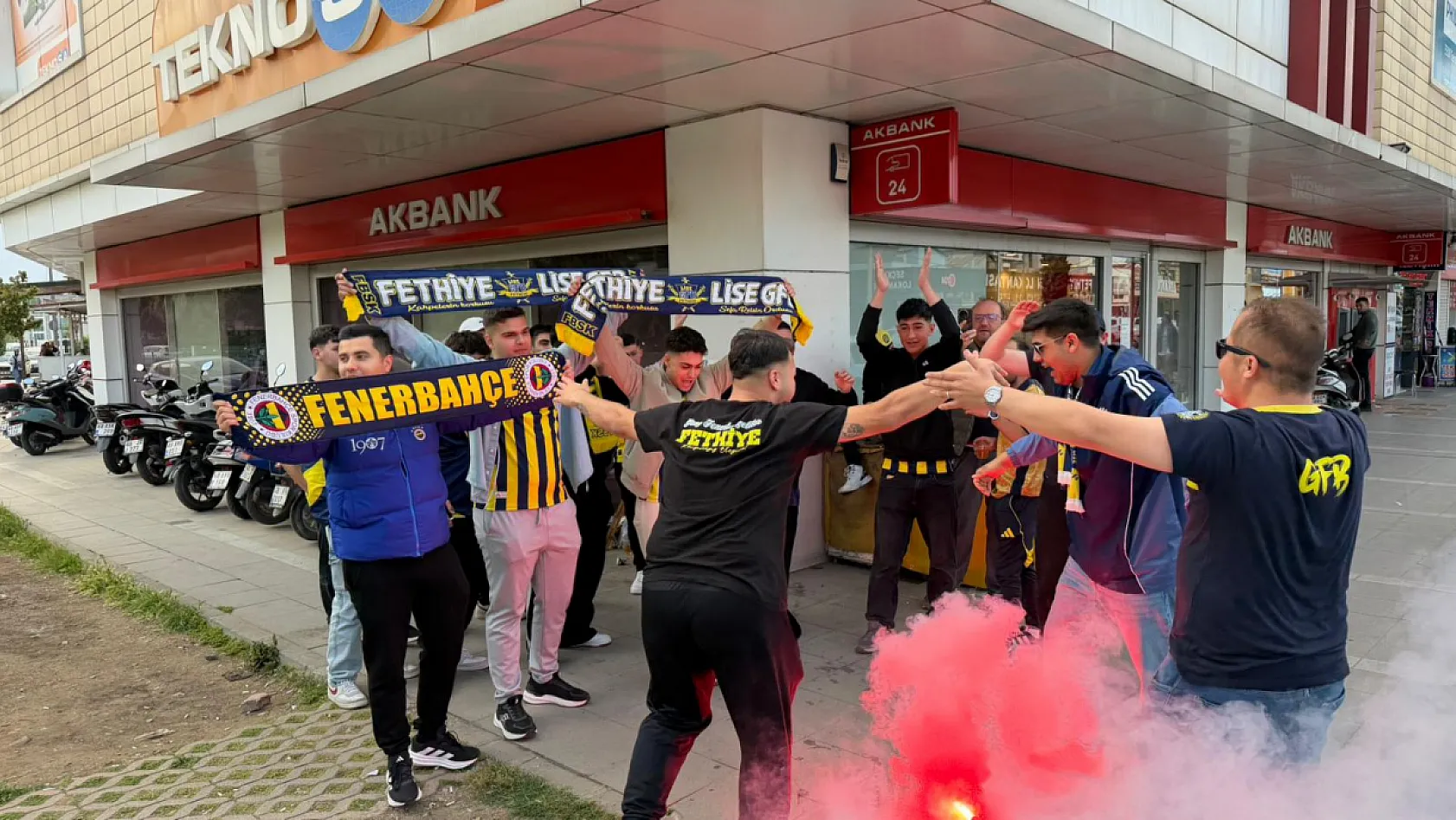 Fethiye'de Fenerbahçeli Taraftarlar Derbi Öncesi Bir Araya Geldi