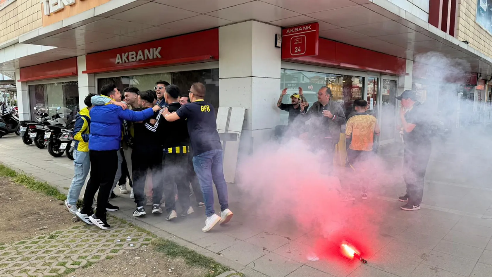 Fethiye'de Fenerbahçeli Taraftarlar Derbi Öncesi Bir Araya Geldi