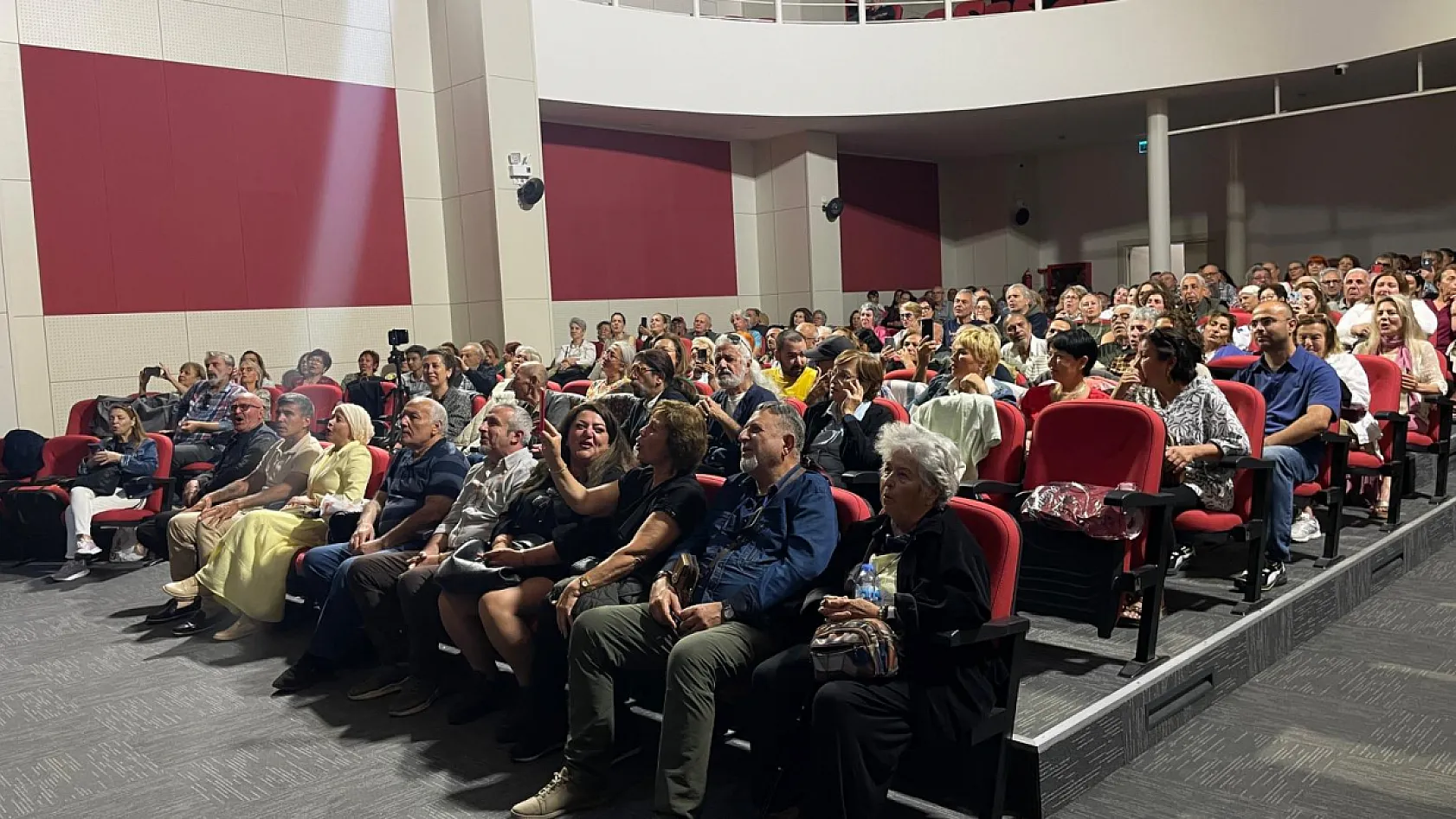 Fethiye'de SAYAP kursiyerlerinden konser ve tiyatro akşamı