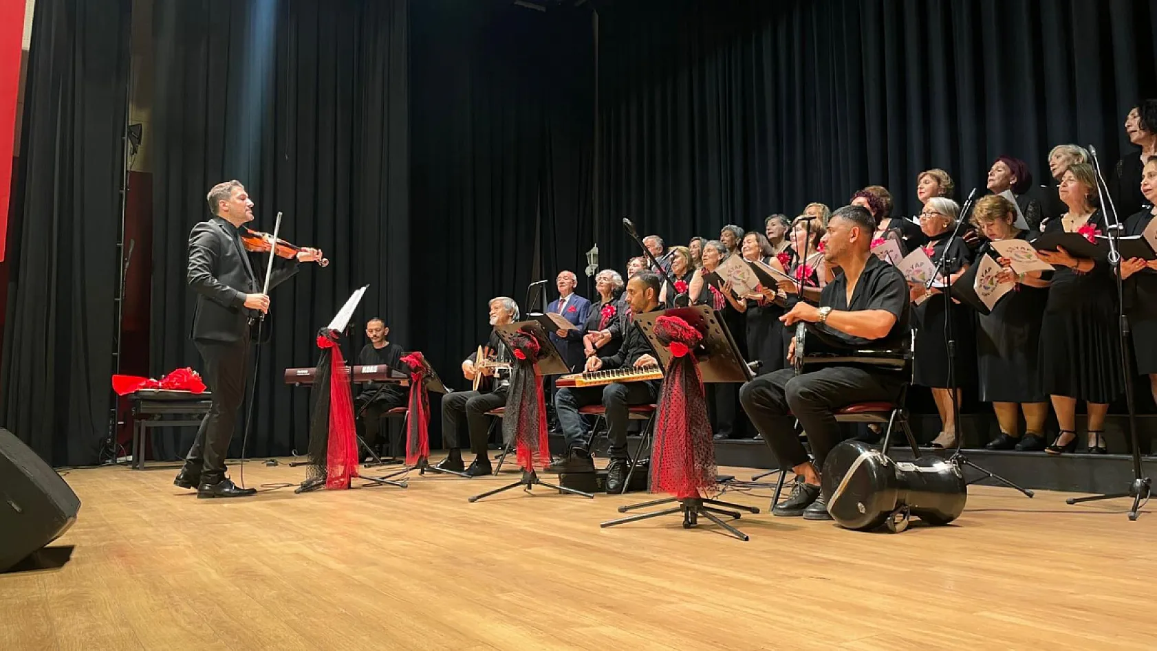 Fethiye'de SAYAP kursiyerlerinden konser ve tiyatro akşamı