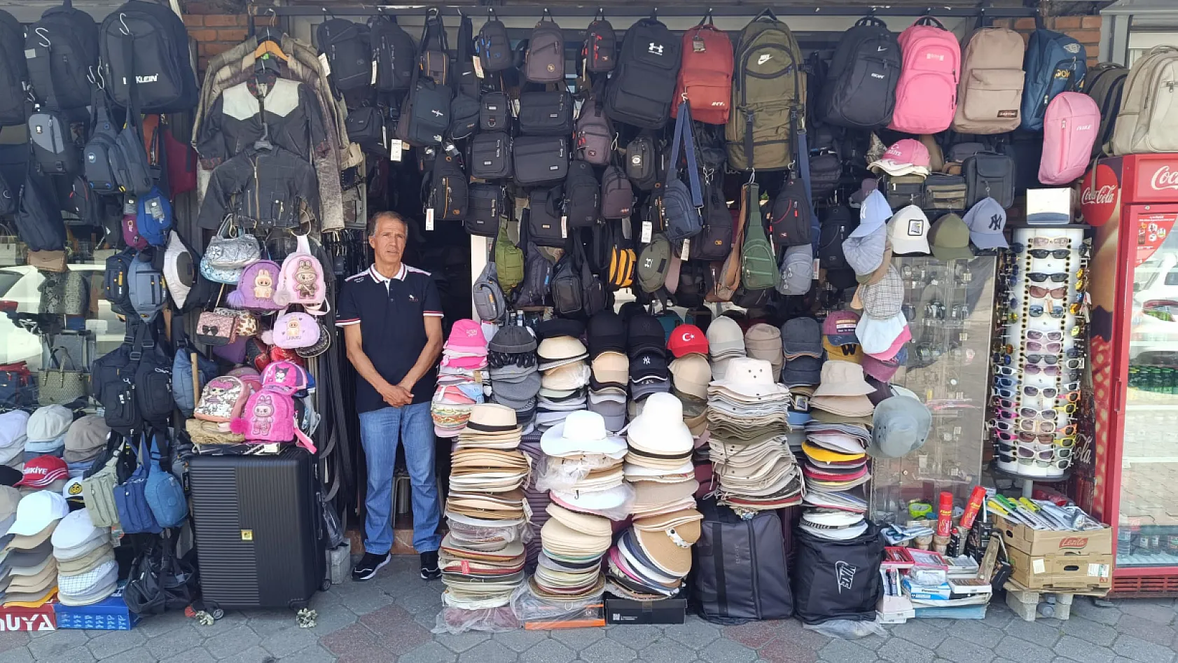 Fethiye'de 30 Yıldır Şapka Satıyor: 'Yazın Şapka Kullanmak Sağlık İçin Önemli'