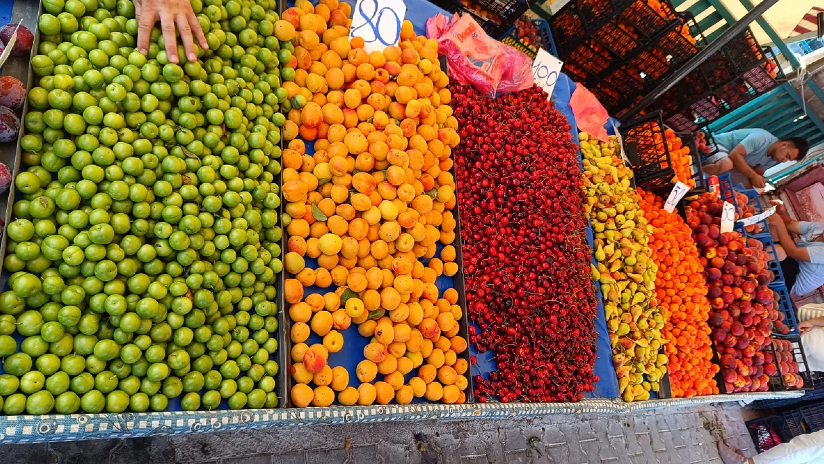 Fethiye Cuma Pazarı'nda Yaz Meyveleri Tezgahları Renklendirdi
