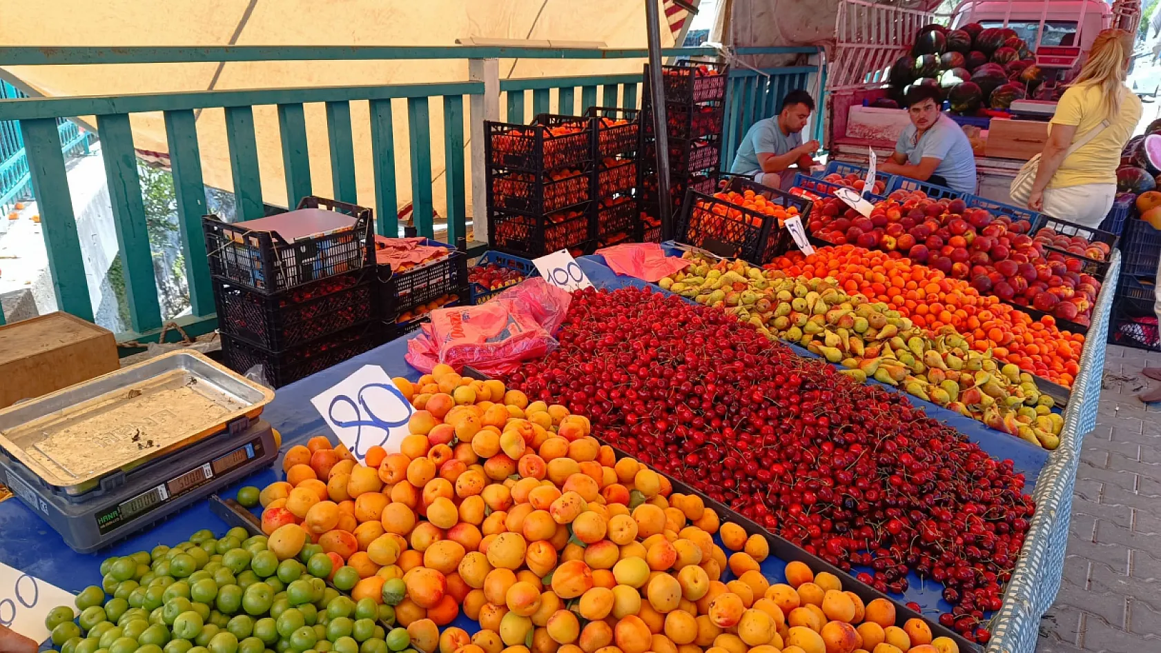 Fethiye Cuma Pazarı'nda Yaz Meyveleri Tezgahları Renklendirdi